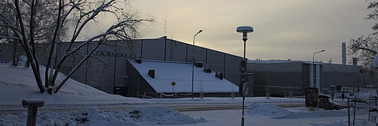 Olvi Areena (li.) mit dem neuen Parkhaus (re.) (2021)