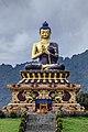 Gran estatua de Buda Gautama en el Parque Buda de Ravangla, estado de Sikkim en India. Su enseñanza se basa en una visión del sufrimiento y el fin del mismo (nirvāṇa). Por Subhrajyoti07.