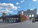 S-Bahn-Zugang und historischer Portikus des Bahnhofs (2020)
