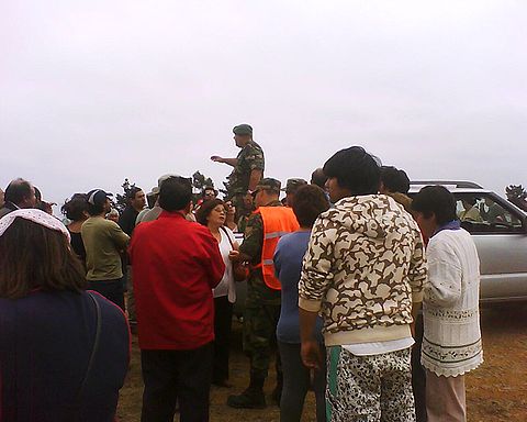 Military representatives in La Cruz Hill, Pichilemu after the March earthquake. Image: Diego Grez.