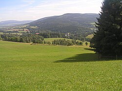 Zalesněný hřeben Bukovohorské hornatiny tvoří hlavní část parku