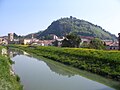 Het Canale Bisatto met Colle della Rocca en fort Mastio Federiciano