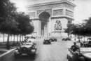 קציני צבא גרמניים נוסעים ברחובות פריס השוממים בסמוך לשער הניצחון בפריס.