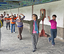 Csoportos köztéri tánc Pekingben