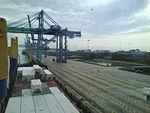 Pemandangan pelabuhan barat dari atas sebuah kapal