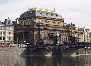 http://upload.wikimedia.org/wikipedia/commons/thumb/3/30/Praha_2005-09-20_n%C3%A1rodn%C3%AD_divadlo.jpg/300px-Praha_2005-09-20_n%C3%A1rodn%C3%AD_divadlo.jpg