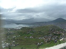 Puno, the capital of the region, and دریاچه تیتیکاکا as seen from Puma Uta viewpoint