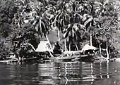 Maisons sur le Río Dulce, filmé d'un bateau vapeur de la IRCA.