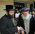 Ketua Rabai Shlomo Amar dari Jerusalem, Israel (kanan) bersama cendiakawan Yahudi Joseph J. Sherman (kiri) (2014).
