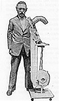 Alexandre Ferdinand Godefroy s vylepšeným modelem vysoušeče vlasů z roku 1895