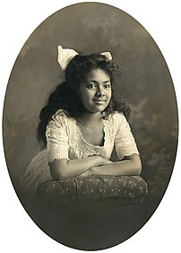 La jeune princesse Salote, future reine des Tonga, en 1908. (définition réelle 3 798 × 5 309)