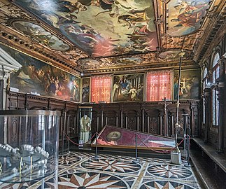 La Sala dell'Albergo con lo stendardo della Scuola