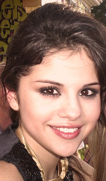 http://upload.wikimedia.org/wikipedia/commons/thumb/3/30/Selena_Gomez_2008.jpg/351px-Selena_Gomez_2008.jpg