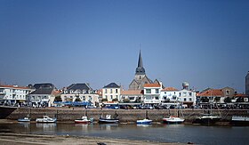 Vue de Saint-Gilles depuis Croix-de-Vie en avril 2007.