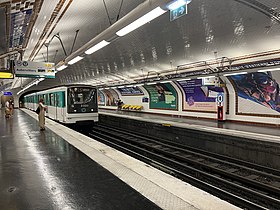 Quais vers Mairie d'Aubervilliers, à gauche, et vers Mairie d'Issy, à droite.