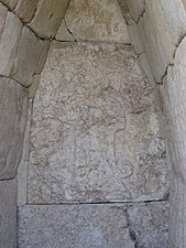 Bas-relief du Dieu-Soleil, au fond de la chambre.