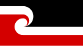 drapeau rouge, noir et blanc, avec une spirale koru au centre faisant s'entremêler les trois couleurs.