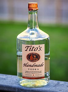 Бутылка водки Tito's 1.75L size.jpg