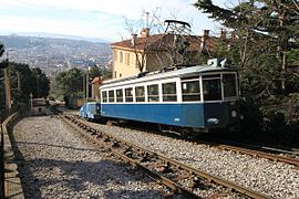 Triebwagen 407 auf der Steilstrecke der Bahn Triest–Opicina