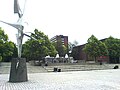 Festplassen på universitetets campus-område, med Arnold Haukelands skulptur «Air» Foto: 2006