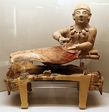 Urna a kline con donna semidistesa che versa profumo, produzione etrusca di influenza ionica, 550-500 ac ca., dalla nec. di monte abatone 01: " Kline urn with semi-reclining woman pouring perfume, Etruscan production of Ionic influence, c. 550-500 BC, from the nec. of monte abatone 01"