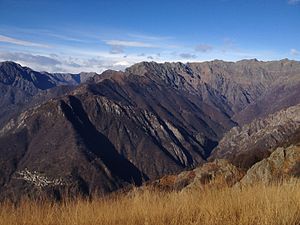 La Val Pogallo, Cicogna, la Cima Pedum e la Cima della Laurasca ripresi dal Pizzo Pernice