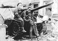 Barikáda u vjezdu z ulice Szpitalna na Napoleonovo náměstí s vestavěným „Chwatem“, německým tankem Jagdpanzer 38 (t) „Hetzer“, který byl ukořistěn během bitvy o Hlavní poštu