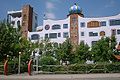 Budynek Gimnazjum im. M. Lutra i F. Melanchtona według projektu Hundertwassera (niem. Hundertwasserschule)
