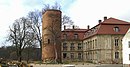 Gutsanlage Zichow mit Rundturm der mittelalterlichen Burganlage (Fangelturm), Herrenhaus, Gutshof mit Marstall, Kuhstall, Speicher, Stall, Inspektorhaus, Brunnenhaus sowie Gutspark