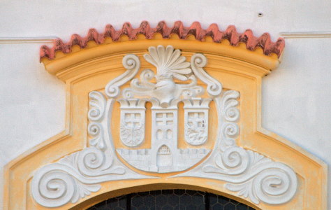 Znak města Kadaně na průčelí kostela