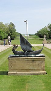 Sculpture du symbole de Beychevelle (« baisse tes voiles ») dans le parc du château.