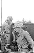 1958年9月8日，美国海军陆战队第三师于清晨在高雄市南方二十五公里的枋寮滩头开始进行两栖作战演习，一名美军步兵伍长正在与班长进行通讯。
