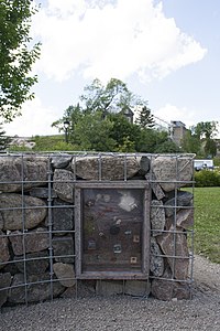 Il s'agit de la queue du Tacon Site du Savoir-Faire où l'on voit un reliquaire d'objets fabriqués par des artisans du Saguenay—Lac-Saint-Jean.