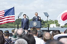 Barack Obamaren hitzaldia podiumeko telehitzemaileak erabiliz.