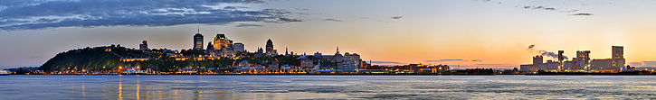 Panorama de la ville de Québec depuis Lévis. À droite, le port de Québec.