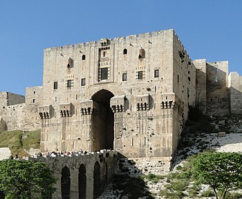 الجسر المُقنطر والبوَّابة الرئيسيَّة لِقلعة حلب، في مدينة حلب، بسوريا