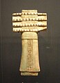 Amuleto Dyed con el nombre del faraón Ramsés IX. Museo del Louvre.