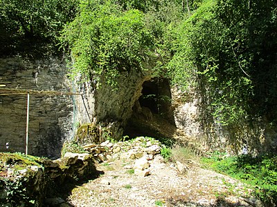 Au centre, la grotte du Renne ; la grotte du Bison est dans le renfoncement à gauche.