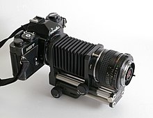 Bellows fitted between an SLR and reversed lens Automatik-Balgengeraet mit Kamera, Objektiv und Umkehrring.jpg