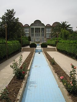 http://upload.wikimedia.org/wikipedia/commons/thumb/3/31/Bagh-e-eram_shiraz.jpg/250px-Bagh-e-eram_shiraz.jpg