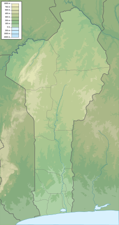 Mapa konturowa Beninu, po lewej nieco u góry znajduje się czarny trójkącik z opisem „Tanekas”