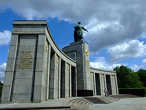 Берлин, Тиргартен, sovětský památník.jpg