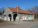 Siedlungsanlage Irisgrund, mit vier Wohnhäusern, Straße, Promenadenanlage und Bahnhof