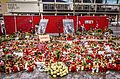 Blumen am Ort des Anschlags auf den Berliner Weihnachtsmarkt an der Gedächtniskirche im Januar 2017
