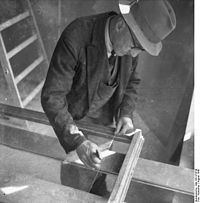 Bundesarchiv Bild 183-S74736, Glaser bei der Arbeit.jpg