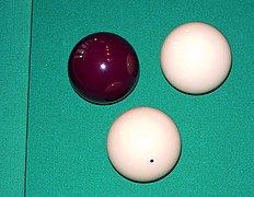 Älterer Ballsatz mit zwei weißen Spielbällen (der untere davon mit Markierung) und dem roten Objektball
