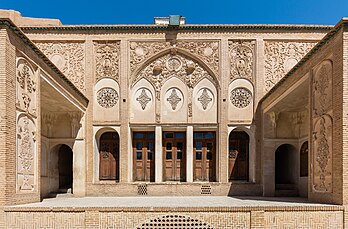 Fachada interna de um dos pátios da Casa de Borujerdi, uma casa-museu histórica em Caxã, Irã. Ela foi construída em 1857 pelo arquiteto Ustad Ali Maryam para a noiva de Borujerdi, um rico comerciante. A noiva era da abastada família Tabatabaei, para quem o arquiteto havia construído a vizinha Casa de Tabatabaei poucos anos antes. (definição 7 784 × 5 122)