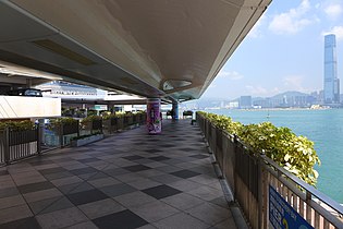 在中區人行天橋上可欣賞維多利亞港的海景