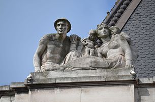 « Le mineur et sa famille », sculpté en 1936 par Marcel Rau, corniche de l'hôtel de ville de Charleroi (Wallonie). (définition réelle 4 928 × 3 264)
