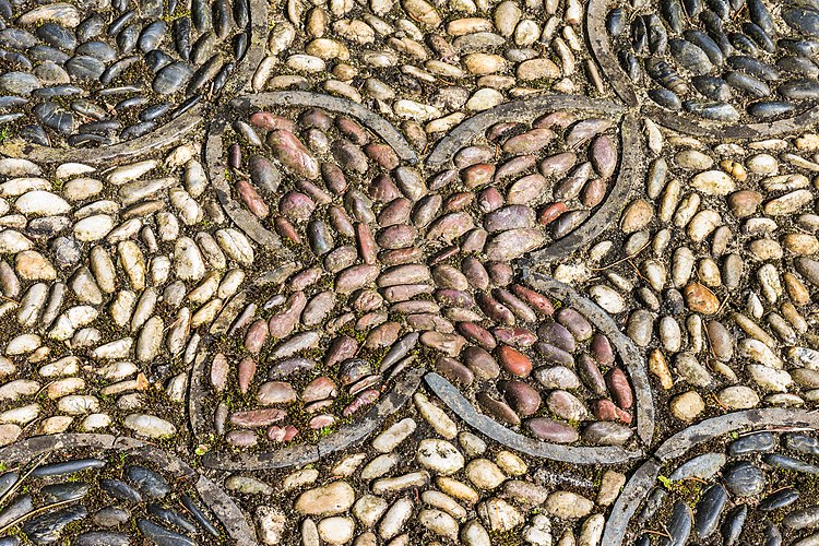 Внутренний двор китайского садика «Скрытая династия Минь», вымощенный мозаикой, в ботаническом саду «Хортус Харен[англ.]» в Харене, Нидерланды